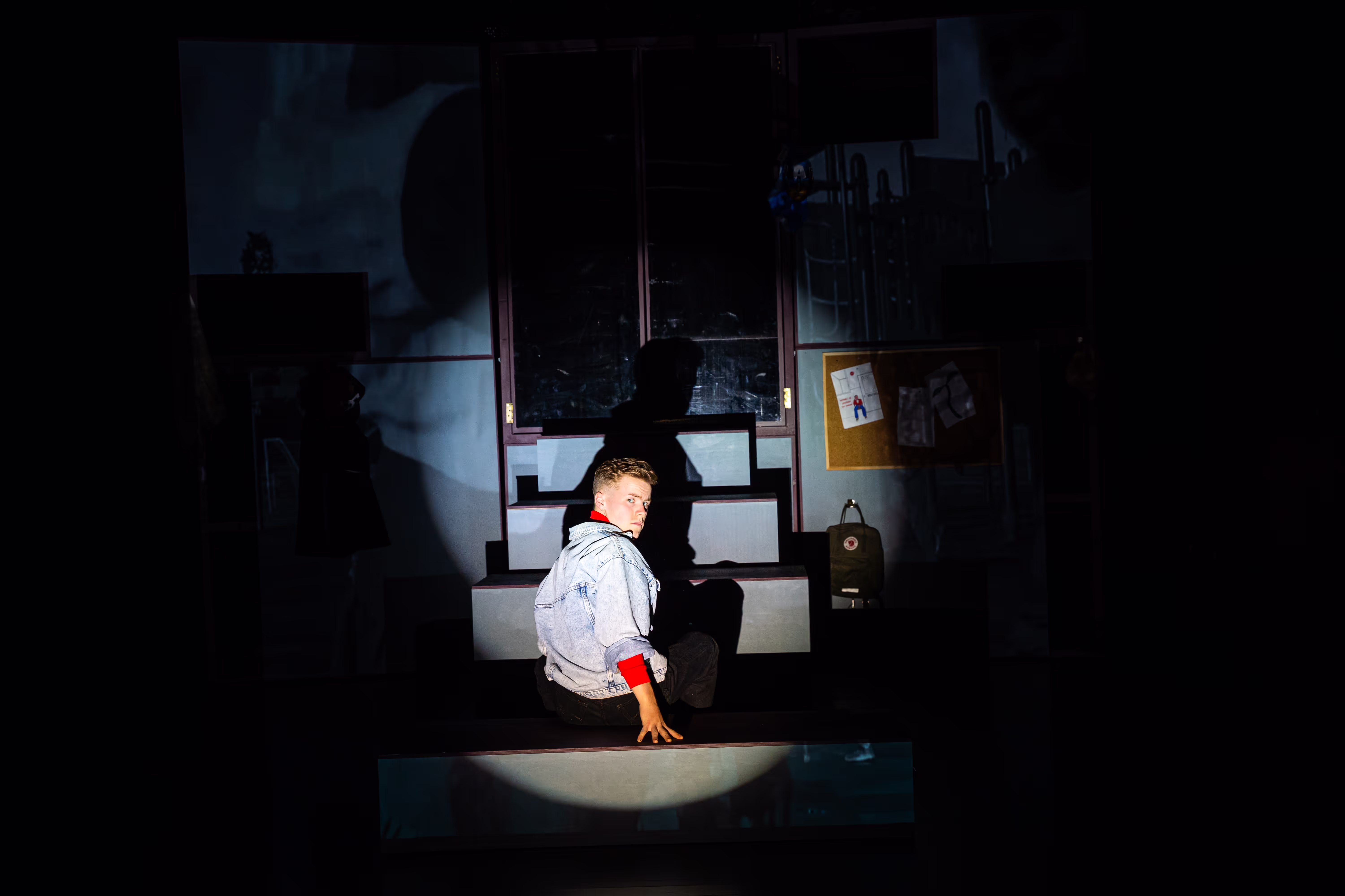 A picture of Sindre Slorafoss of Flora Teater from the play Hvordan få rektor´n din sparka